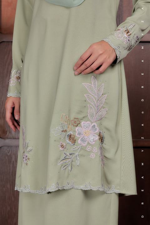 Elysian Bloom Embroidered Diamond Beads Riau Modern Kurung (PREORDER)