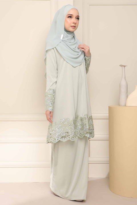 Baju Kurung Dewi Riau Embroidered Border Lace